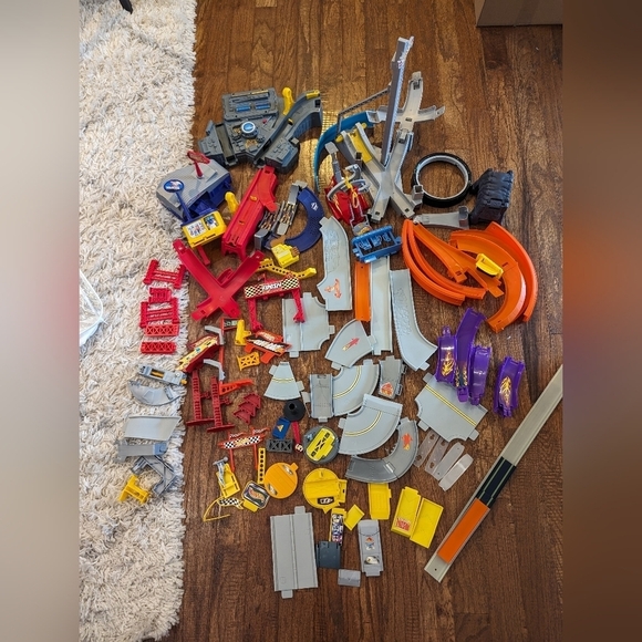 Hot wheels , multiple hot wheels tracks and accessories $700 mrsp 2 Lots - Picture 5 of 11